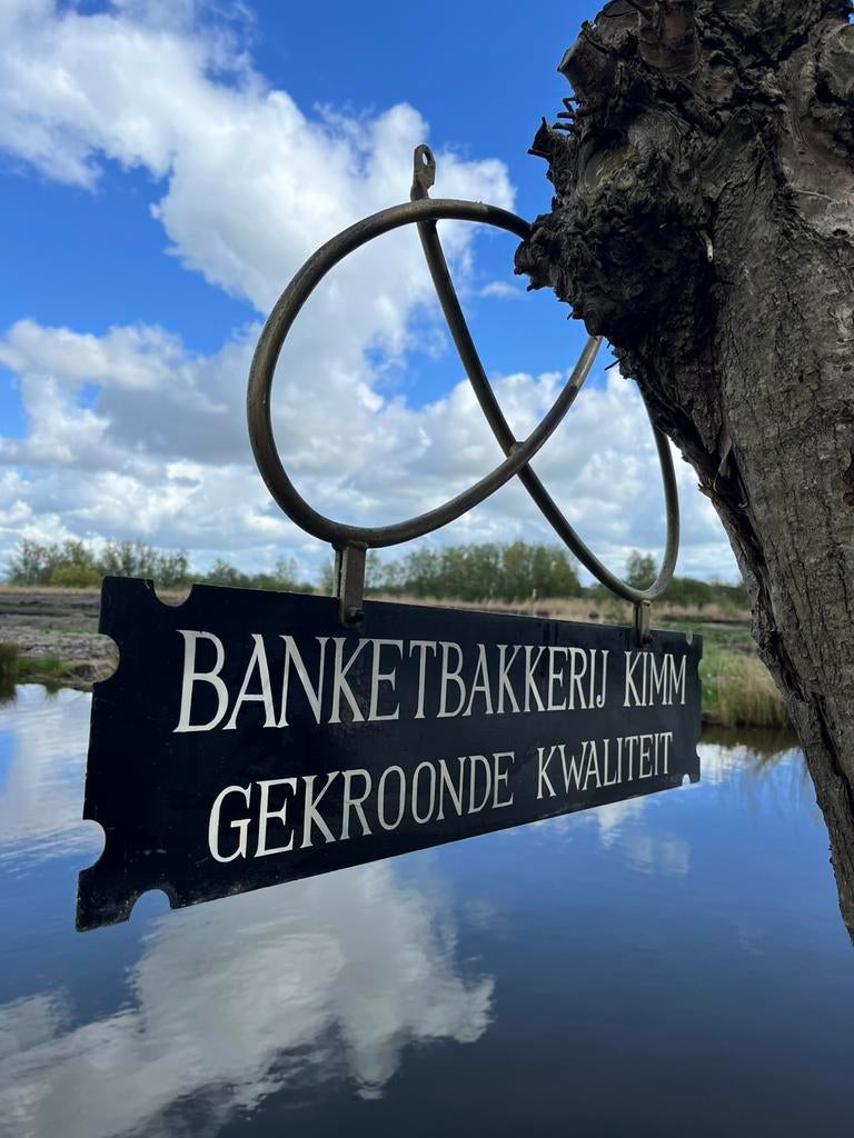 Metalen uithangbord banketbakkerij pretzelvorm, Ophalen, Gebruikt, Reclamebord