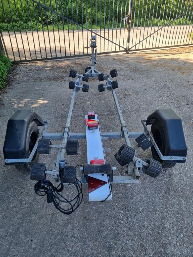 Boottrailer met rollen en verstelbare verlichting, Ophalen