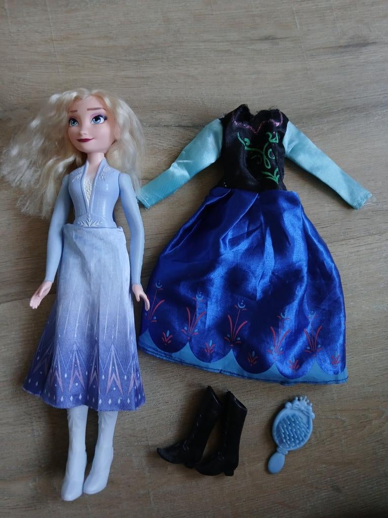 Elsa barbie en Anna jurk met laarzen, Ophalen of Verzenden, Gebruikt, Barbie