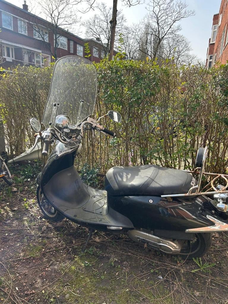 Sym Cello Scooter met Helm, Fietsen en Brommers, Scooters | SYM, Ophalen, Gebruikt, Overige modellen, Benzine