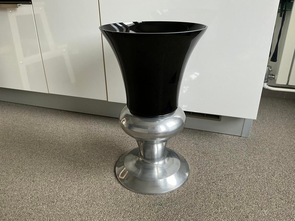 Design vaas groot 2 delen zwart glas aluminium voet chique, Ophalen of Verzenden, Zo goed als nieuw