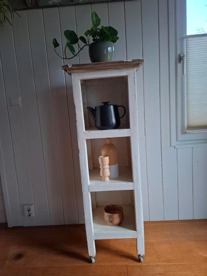 Bijzonder meubel op wieltjes zoekt liefdevol thuis, Huis en Inrichting, Kasten | Boekenkasten, Gebruikt, Minder dan 50 cm, 100 tot 150 cm