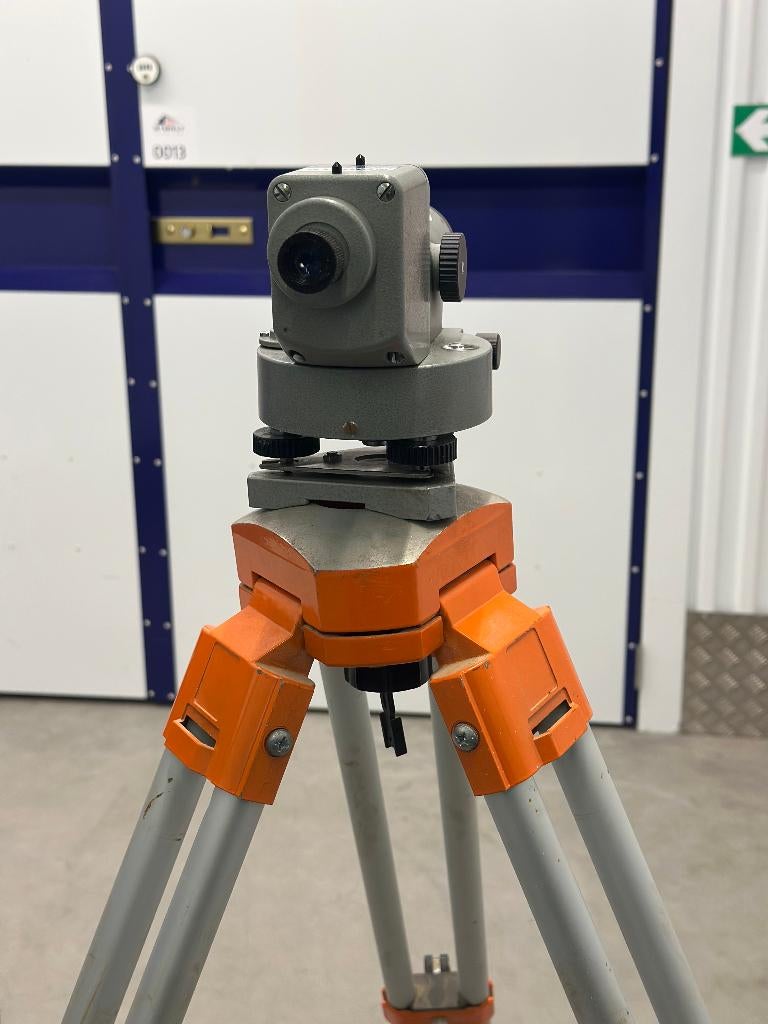Te koop Waterpasinstrument met statief, Ophalen, Gebruikt