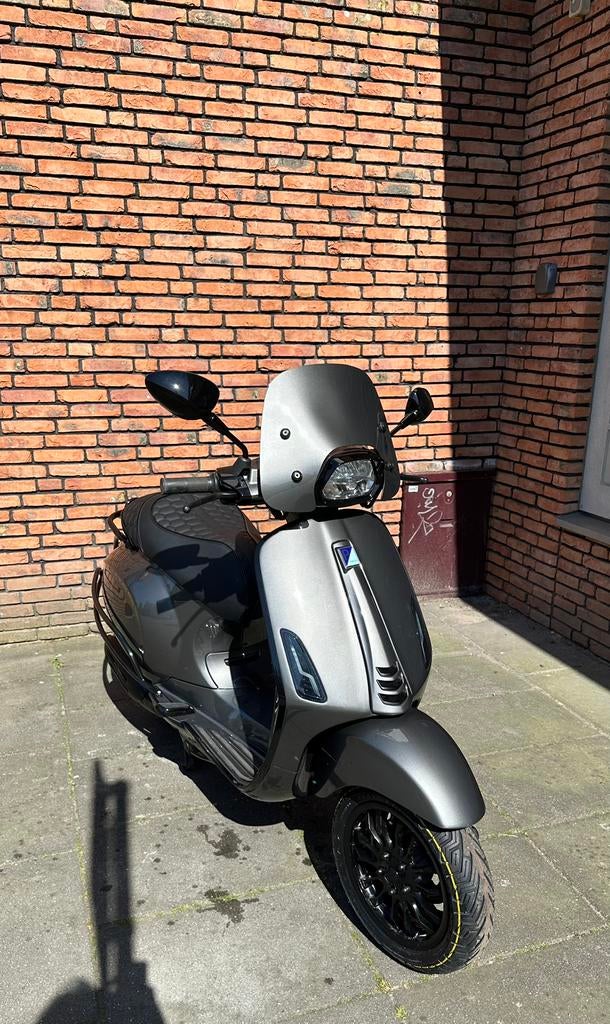 Custom vespa sprint e4 mono zadel. (Porsche agaat grijs), Fietsen en Brommers, Scooters | Vespa, Overige modellen, Maximaal 45 km/u
