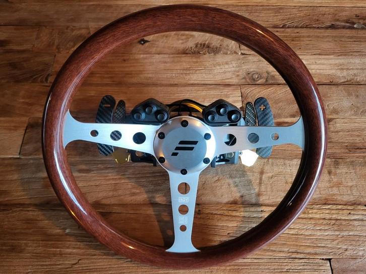 Fanatec Podium Classic Steering Wheel

+ QR2 mount  & gloves, Computers en Software, Joysticks, Nieuw, Ophalen of Verzenden