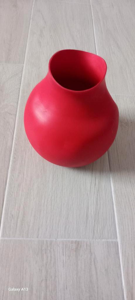 Rubberen vaas rood van Melchiorsen, Huis en Inrichting, Woonaccessoires | Vazen, Gebruikt, Rood, Minder dan 50 cm, Kunststof, Ophalen of Verzenden