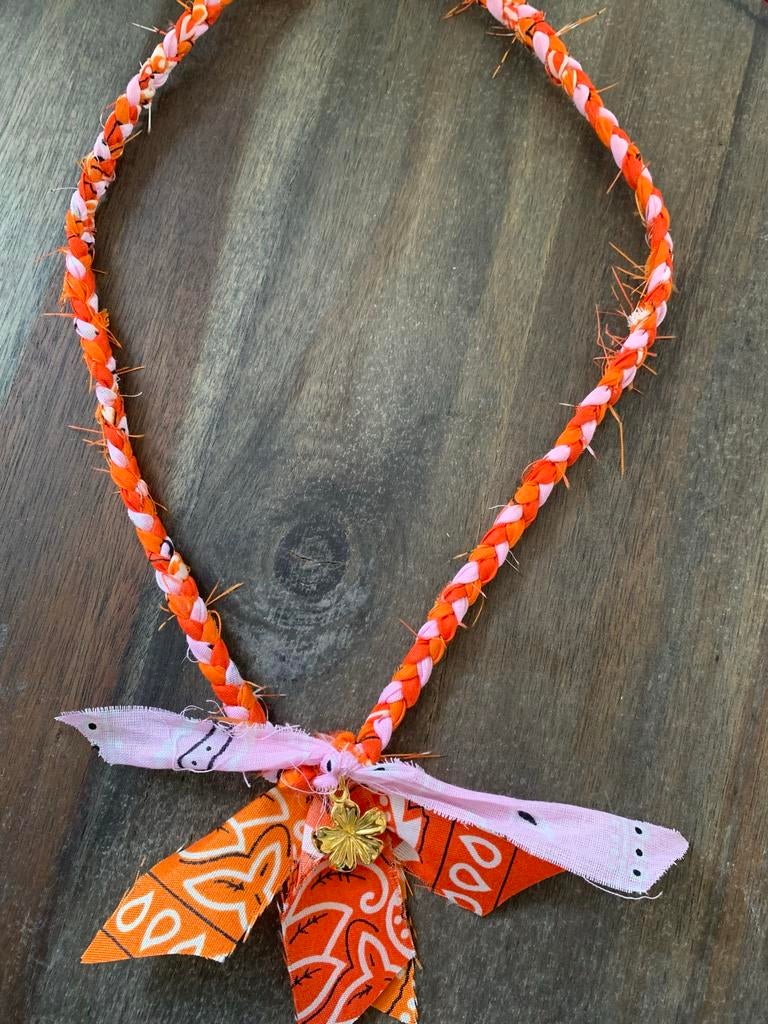 Bandana ketting oranje/lichtroze met goudkleurige bloem, Sieraden, Tassen en Uiterlijk, Nieuw, Oranje, Ophalen of Verzenden, Overige materialen