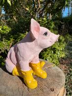 Varken laarsjes zittend, kinder, babykamer Geel 25cm, Ophalen of Verzenden, Nieuw, Kunststof, Dierenbeeld