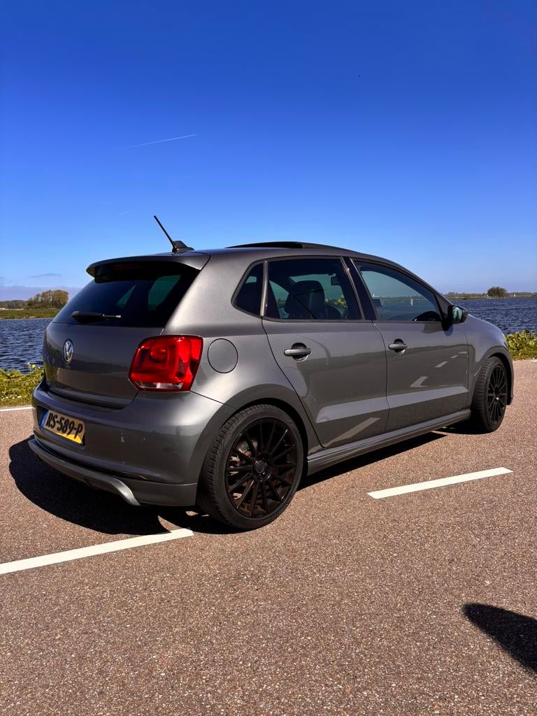 Volkswagen Polo 1.2 TSI 77KW 2012 R-line Panorama H&R 140 PK, Voorwielaandrijving, 40 €/maand, Zwart, 988 kg