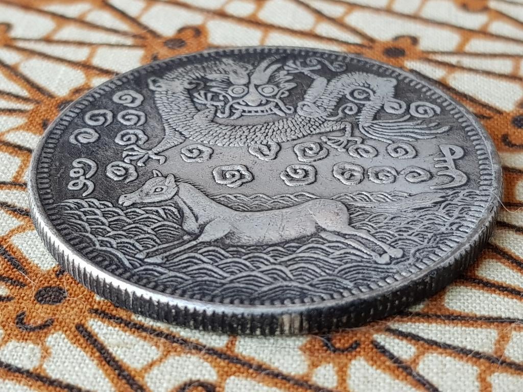 Mooie oude Chinese munt of penning met paard en draak 4,4 cm, Antiek en Kunst, Ophalen of Verzenden