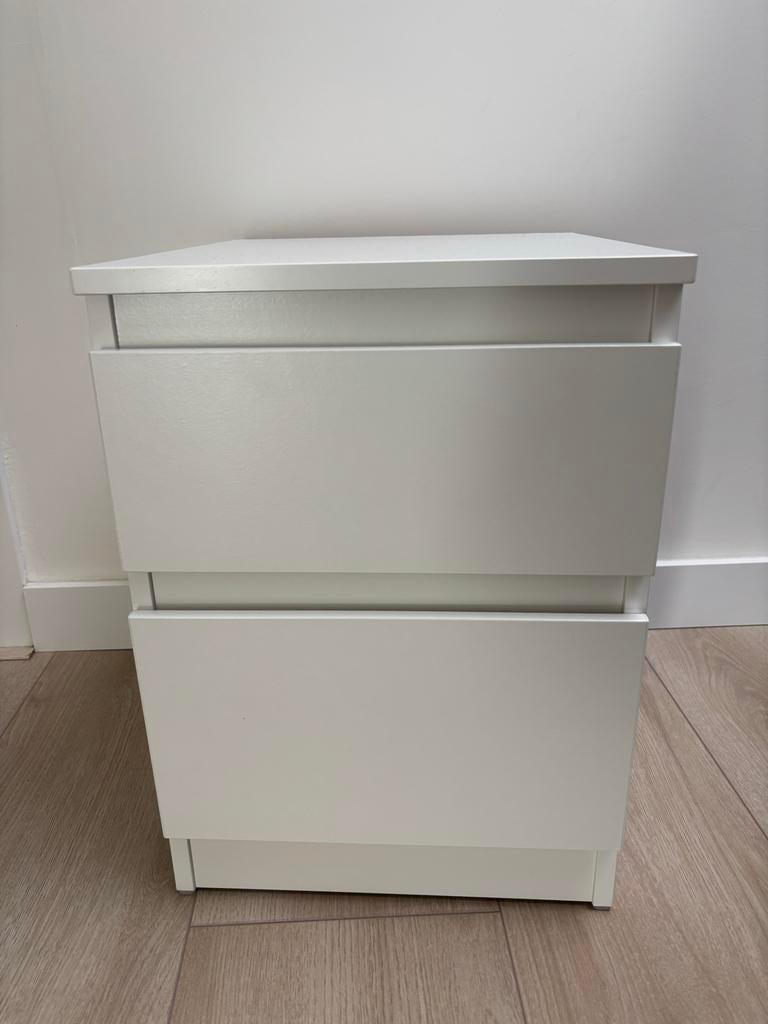 Wit nachtkastje met twee lades, Huis en Inrichting, Slaapkamer | Nachtkastjes, Gebruikt, 55 tot 70 cm, Minder dan 45 cm, Hout