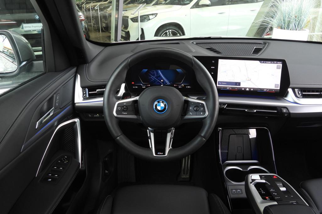 BMW iX1 eDrive20 High Executive M Sport / Panoramadak / Spor, Gebruikt, Zwart, Met garantie (alle), SUV of Terreinwagen