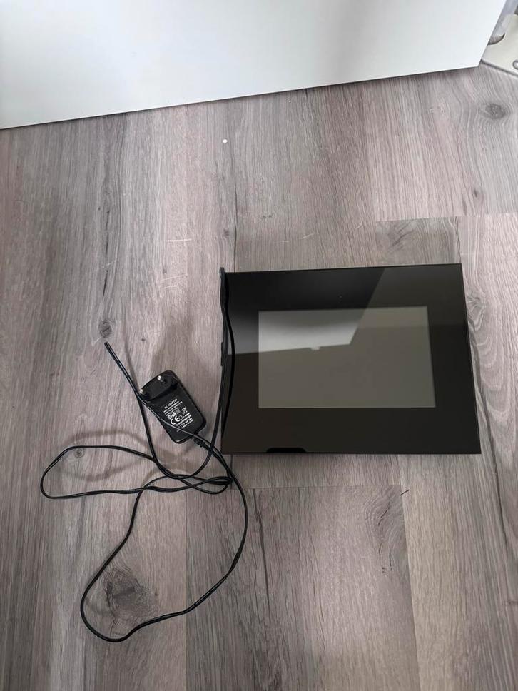 Digitale fotolijst met adapter, Audio, Tv en Foto, Fotografie | Digitale fotolijsten, Zo goed als nieuw, 8 tot 12 inch, Minder dan 1 GB
