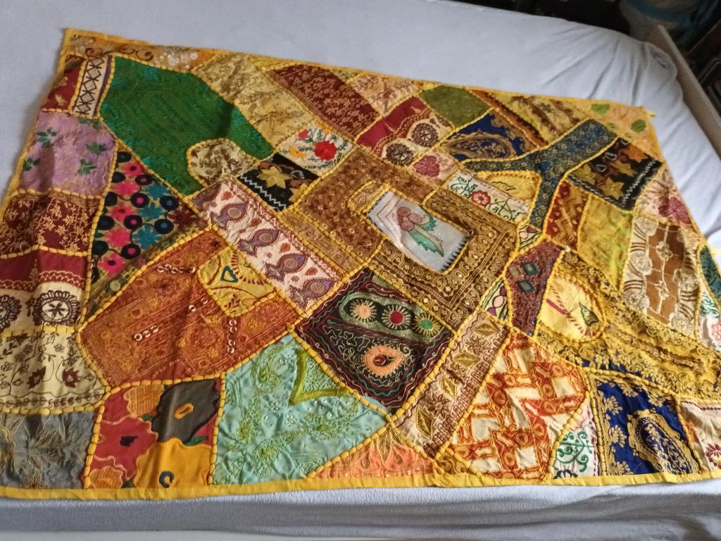 Groot geborduurd wandkleed bloemen oosters. 145-96cm kralen, Oosters, Geel, Ophalen of Verzenden, Zo goed als nieuw