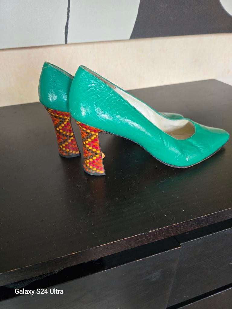 Mooie groene pumps maat 44 met bijzondere hak, Kleding | Dames, Schoenen, Pumps, Ron's, Ophalen of Verzenden, Gedragen