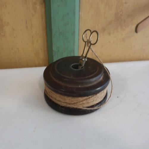 Spoel hout met touw en schaartje origineel diameter 11,5 cm, Antiek en Kunst, Curiosa en Brocante, Ophalen of Verzenden