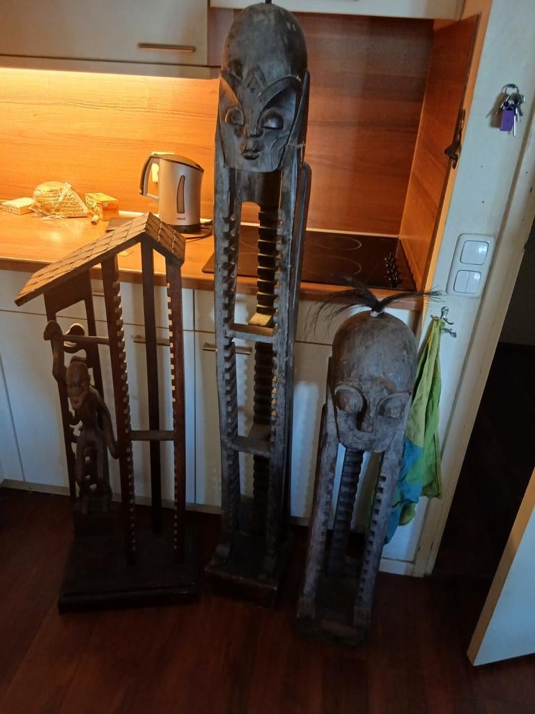 Unieke handgesneden CD/DVD rekken - Afrikaanse stijl, Gebruikt, 150 discs of meer, Ophalen of Verzenden, Hout