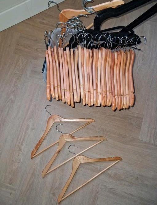 Grote tas vol diverse kledinghangers 33+14stuks, Kleding | Dames, Kledinghangers, Gebruikt, Hout, Volwassenen, Ophalen of Verzenden
