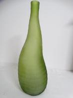 Groene hoge vaas, buitenkant geslepen 37 cm hoog, Gebruikt, 50 tot 75 cm, Ophalen of Verzenden, Glas