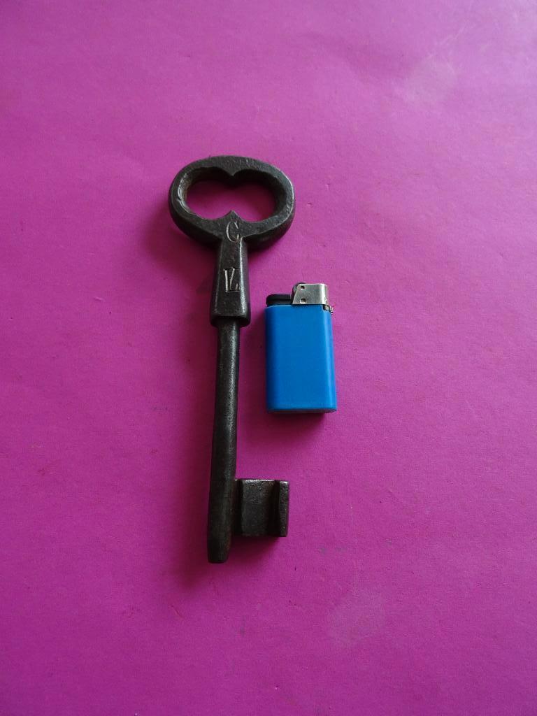 GROTE ANTIEKE SLEUTEL MET INITIAAL SLEUTELS SLOT SLOTEN, Antiek en Kunst, Curiosa en Brocante, Ophalen of Verzenden