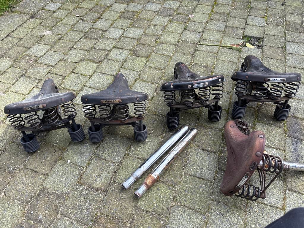 Lepper fietszadels en zadelpennen - Vintage, Fietsen en Brommers, Fietsonderdelen, Ophalen of Verzenden, Gebruikt, Oldtimer, Zadel