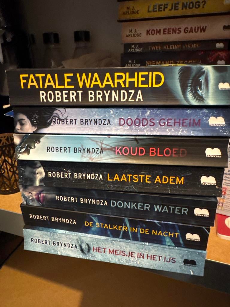 Robert Bryndza Boekenreeks - 7 Spannende Thrillers, Boeken, Thrillers, Ophalen of Verzenden, Gelezen, Nederland