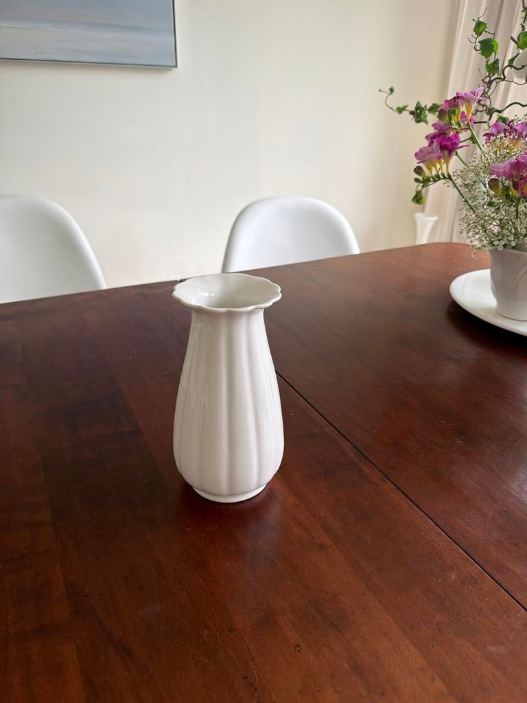 Prachtig wit vaasje van Koninklijke Porceleyne Fles Delft, Antiek en Kunst, Antiek | Vazen, Ophalen of Verzenden