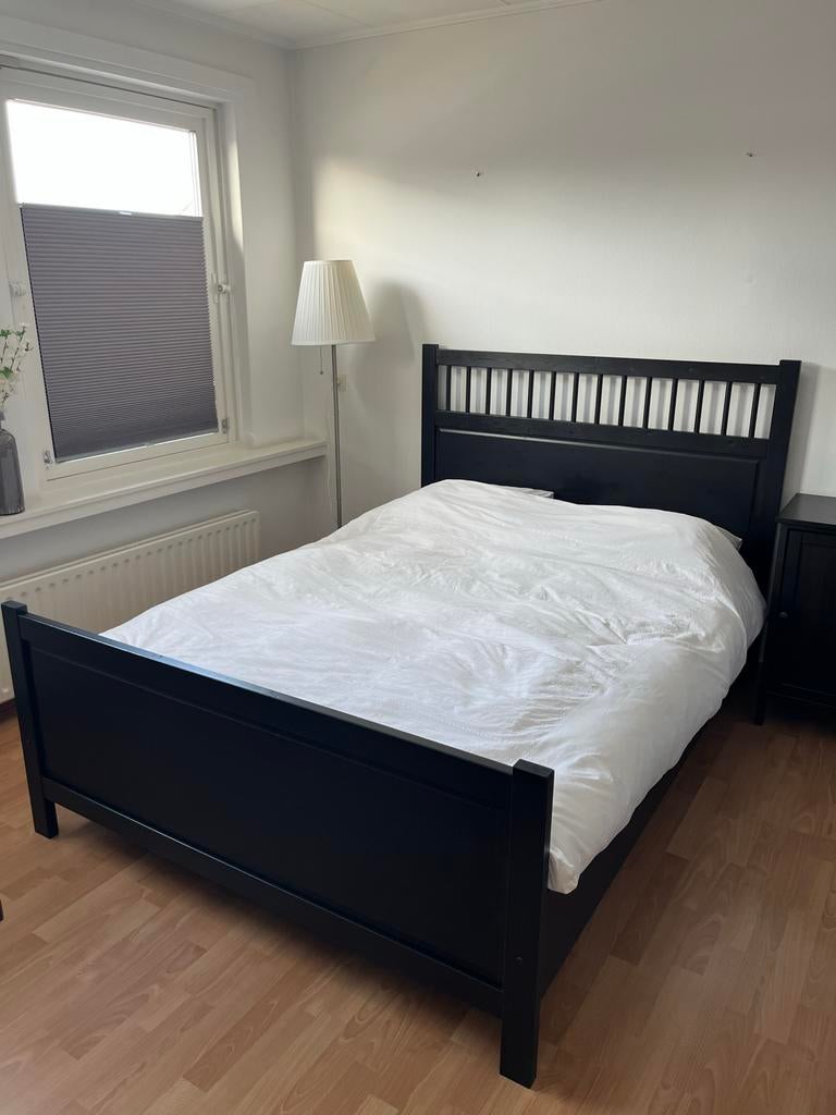 IKEA bed 140x200 met lattenbodem en nachtkastje, Huis en Inrichting, Ophalen, Gebruikt, Zwart, Tweepersoons