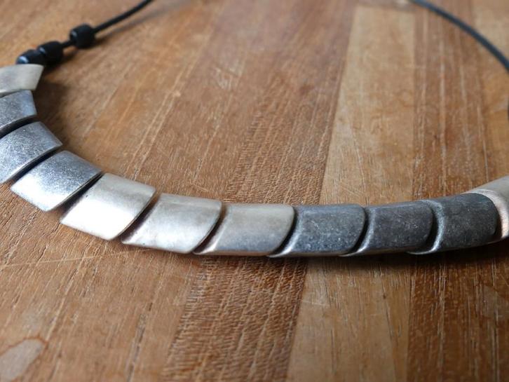 Ketting zwart schijfjes zilverkleur, Sieraden, Tassen en Uiterlijk, Kettingen, Gebruikt, Overige materialen, Zilver, Verstelbaar