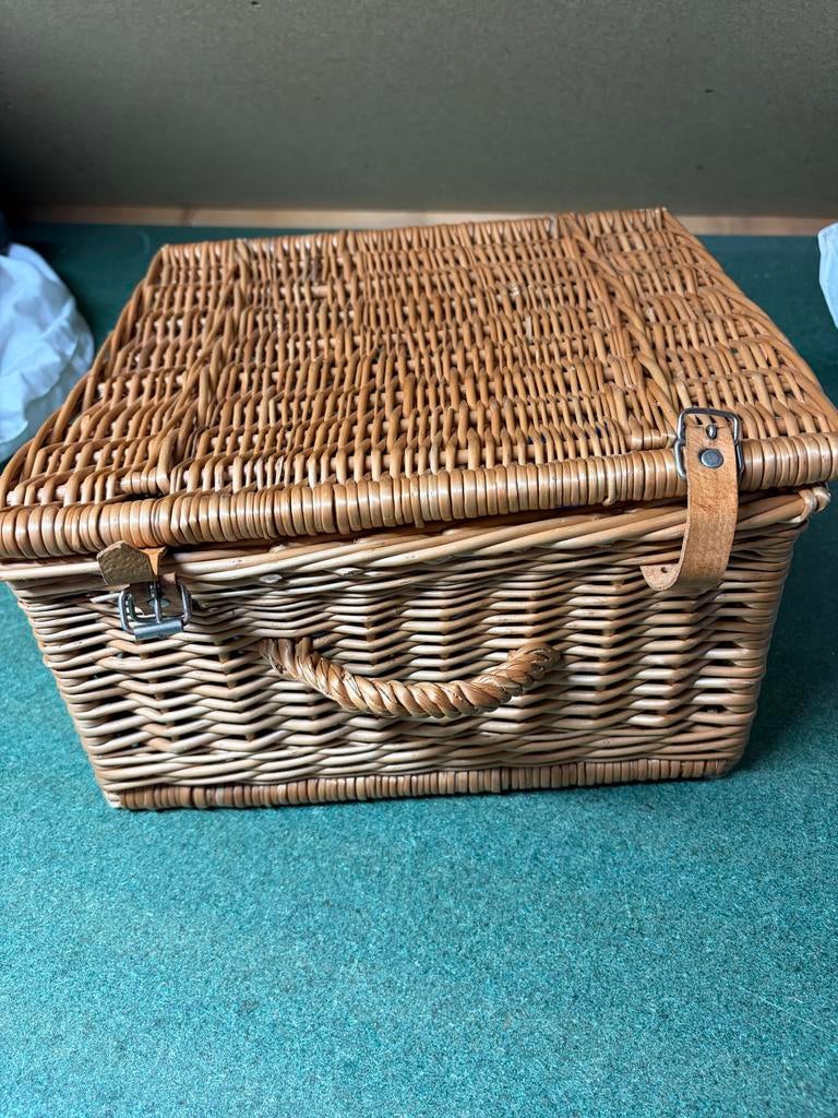 Leuke rieten mand met deksel, Huis en Inrichting, Woonaccessoires | Schalen en Manden, Ophalen, Gebruikt, Mand, Riet