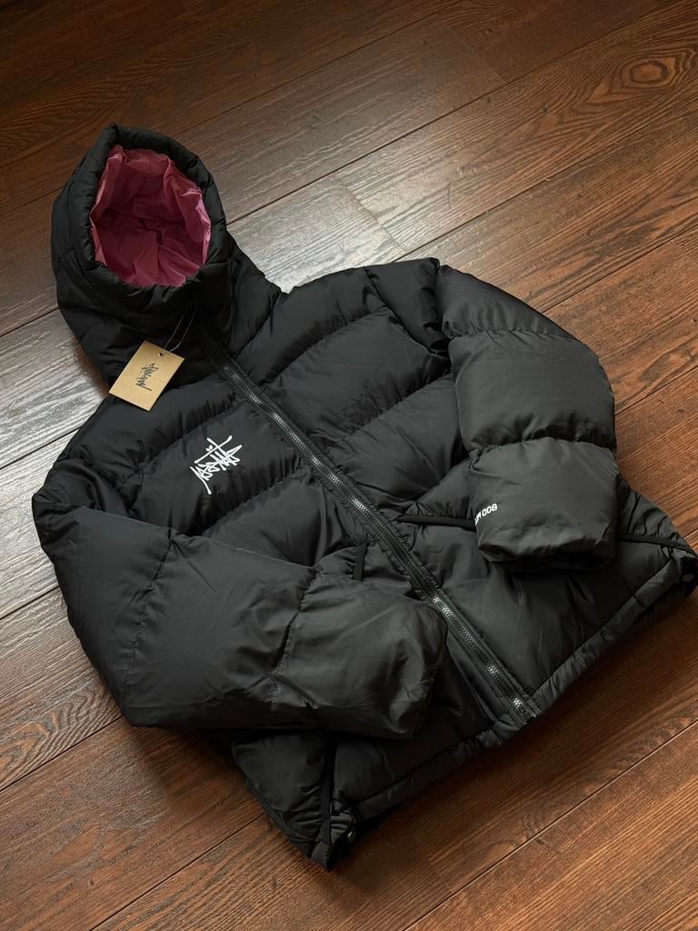 Stüssy 800 Fill Puffer Jas Maat L Zwart & Roze, Ophalen of Verzenden, Nieuw, Maat 52/54 (L), Zwart