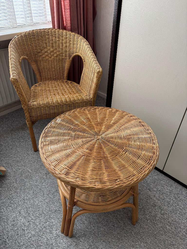 Vintage rotan rieten stoel met armleuningen en bijzet tafel, Bruin, Nieuw, Riet of Rotan, Ophalen of Verzenden