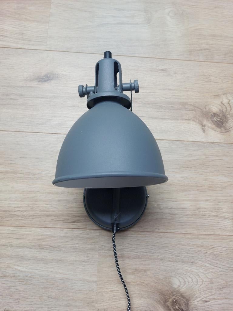 Grijze wandlamp, Ophalen