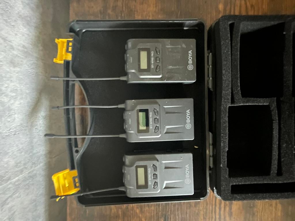 Boya wireless microfoon set in harde koffer, Ophalen, Zo goed als nieuw, Hard kunststof, 70 cm of meer