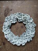 Prachtige bloemen krans, lijkt beton, maar is van kunststof., Ophalen
