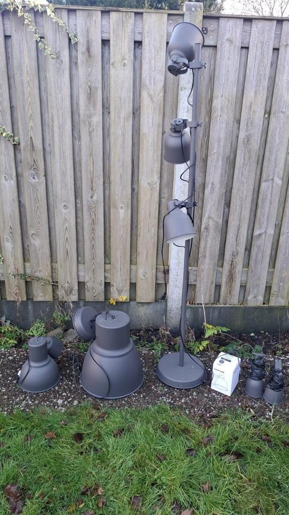 Grijze lampen en staande lamp, Ophalen