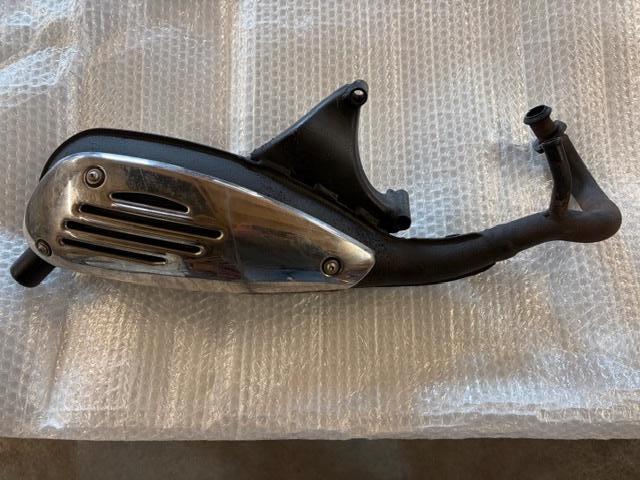 Vespa complete originele 2 takt uitlaat voor LX S LXV, Fietsen en Brommers, Brommeronderdelen | Scooters, Ophalen, Zo goed als nieuw