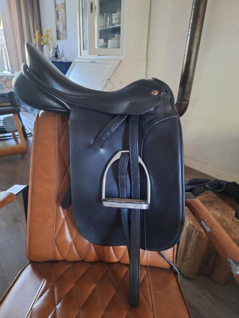 KN Largo dressuur zadel 17.5 inch, Dieren en Toebehoren, Paarden en Pony's | Zadels, Ophalen, Dressuur