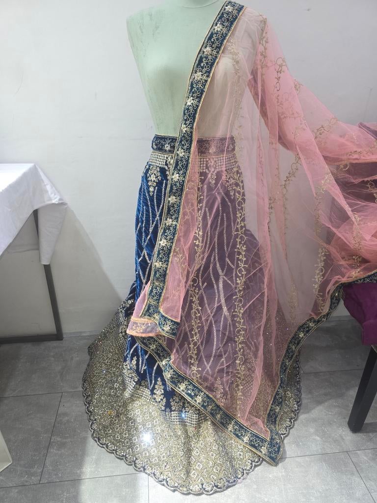 Prachtige Lehenga met gedetailleerd borduurwerk, Maat 38/40 (M), Blauw, Nieuw, Ophalen of Verzenden