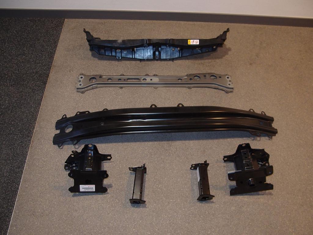 TOYOTA YARIS HYBRIDE BUMPERSTEUNEN SET FRONT  L + R, Ophalen, -, Herkomst onderdeel bekend, -