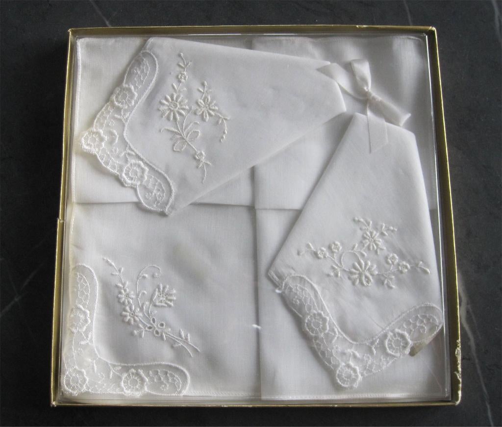 Doosje met witte bruidszakdoekjes, Ophalen of Verzenden