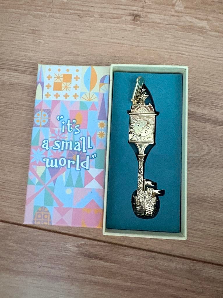 Disney limited small world key, Verzamelen, Ophalen of Verzenden, Overige figuren, Zo goed als nieuw, Beeldje of Figuurtje