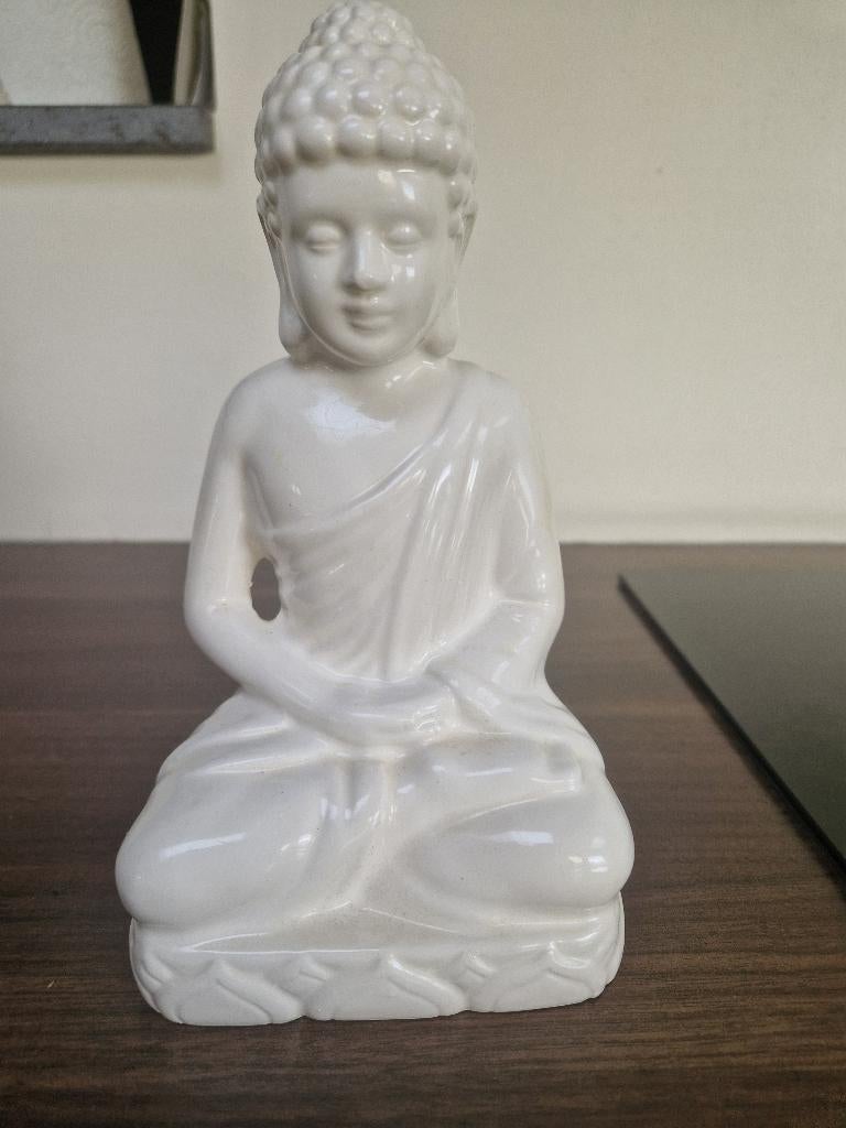 zittende boeddha van wit porselein, Verzamelen, Religie, Ophalen of Verzenden, Zo goed als nieuw, Beeld(je), Boeddhisme