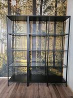 IKEA VITTSJÖ Vitrinekast/Boekenkast Zwart Metaal/Glas, Huis en Inrichting, Kasten | Vitrinekasten, Ophalen, Met plank(en), Modern, Industrieel