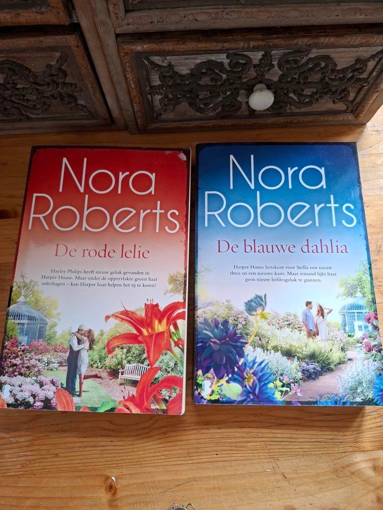 Nora Roberts - De rode lelie & De blauwe dahlia (set), Ophalen of Verzenden, Gelezen, Nora Roberts, Nederland