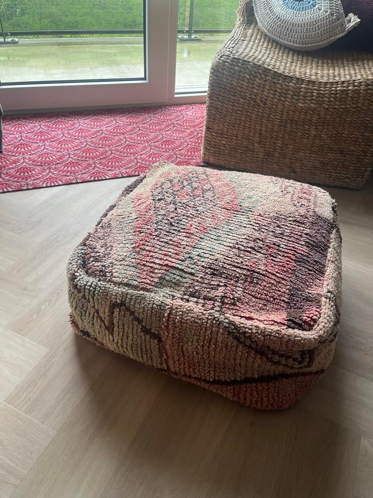 Kelim Poef Ibiza Stijl - Zachte Kleuren Roze, Blauw, Beige, Huis en Inrichting, Banken | Voetenbanken en Poefen, Gebruikt, 50 tot 75 cm