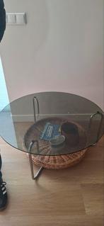 Salontafel met glazen blad en rieten mand, Gebruikt, 50 tot 100 cm, Glas, Minder dan 50 cm