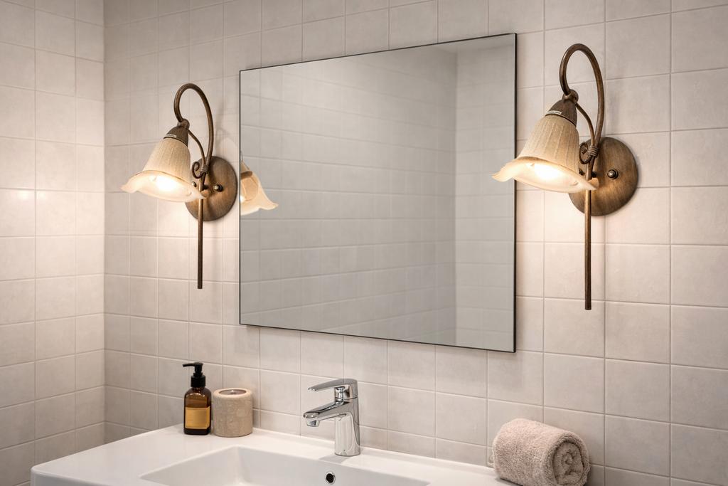 2 mooie bloemvormige klassieke wandlampen, Huis en Inrichting, Lampen | Wandlampen, Ophalen, Zo goed als nieuw, Glas, Klassiek. Antiek