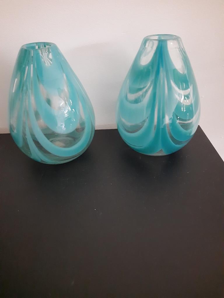 Set van 2 turquoise handgeblazen vazen, Blauw, Ophalen of Verzenden, Minder dan 50 cm, Glas