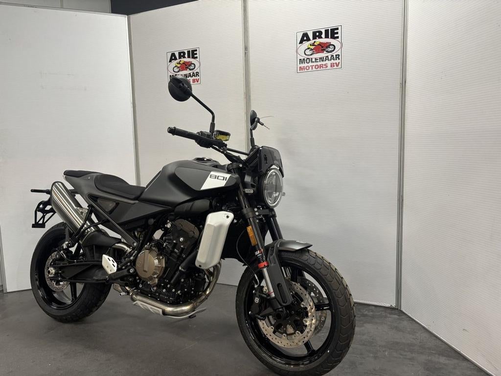 Husqvarna SVARTPILEN 801 (bj 2025), Motoren, 2 cilinders, Bedrijf, Onbekend, Onbekend